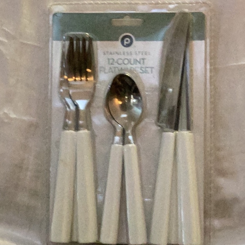 🍴NWT 12 Count Flatware Set New in Package Must Have🍴